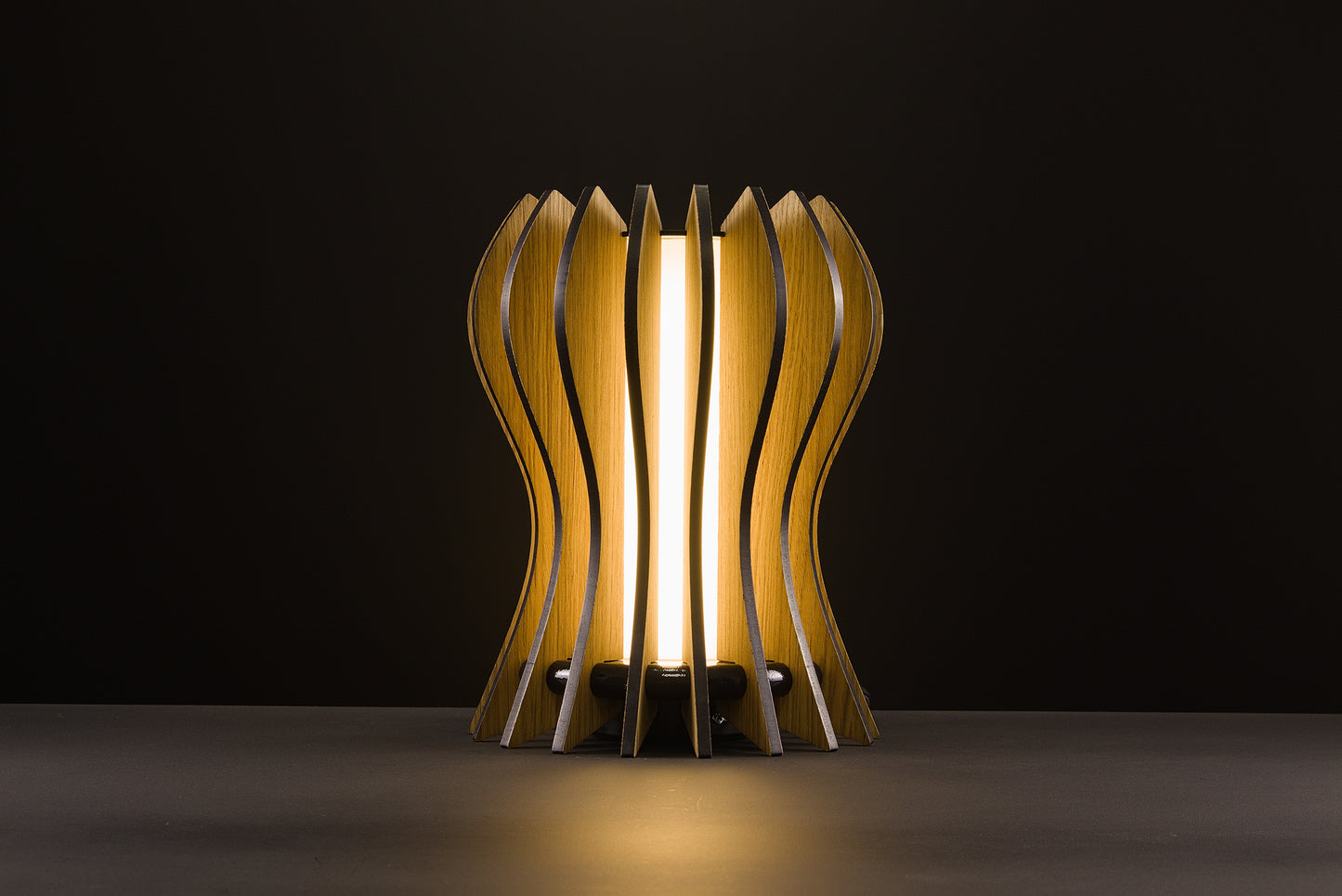 Casper table lamp in natural oak, handcrafted Italian design, sculptural minimal design, refined elegance, warm light by Vera Forma.
