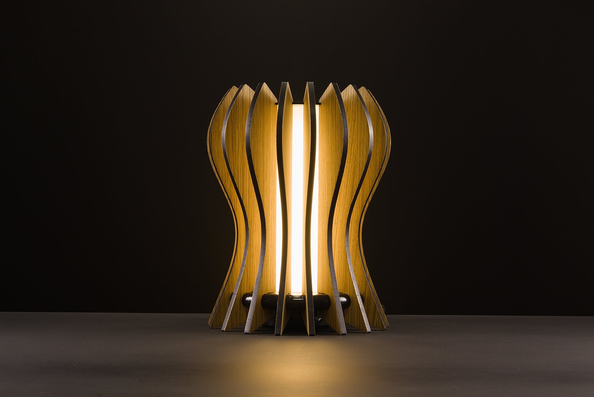 Casper table lamp in natural oak, handcrafted Italian design, sculptural minimal design, refined elegance, warm light by Vera Forma.