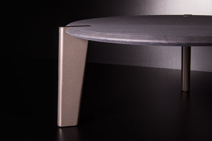 Edones coffee table in black oak with bronze legs, meticulously handmade in Italy, modern luxury and minimalist style, with round design.By Vera Forma.