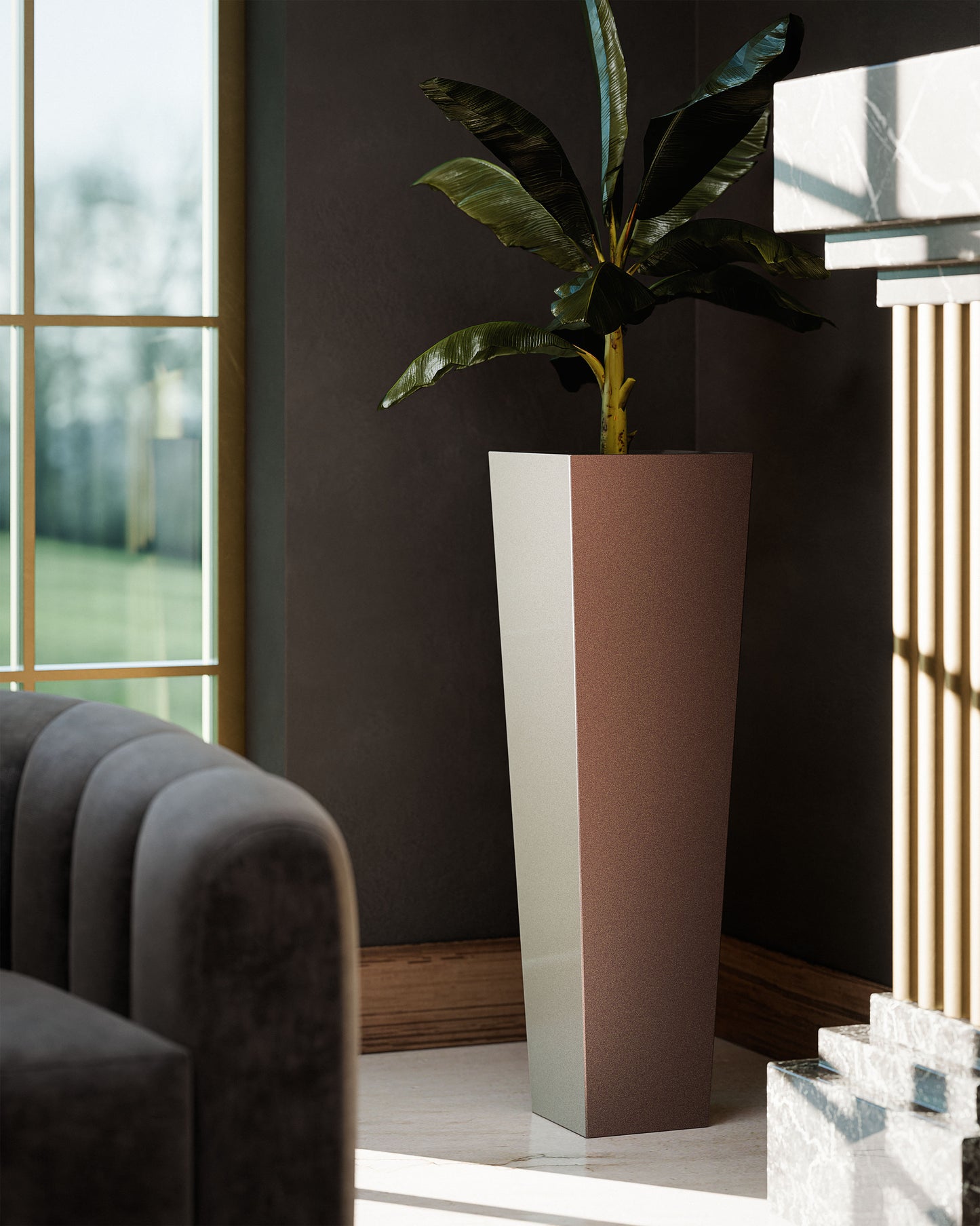 indoor-vase-osiride VERA FORMA in bronzo metallizzato goffrato in living stile haussmannian con pavimenti in marmo e cornice camino in bronzo e marmo nero