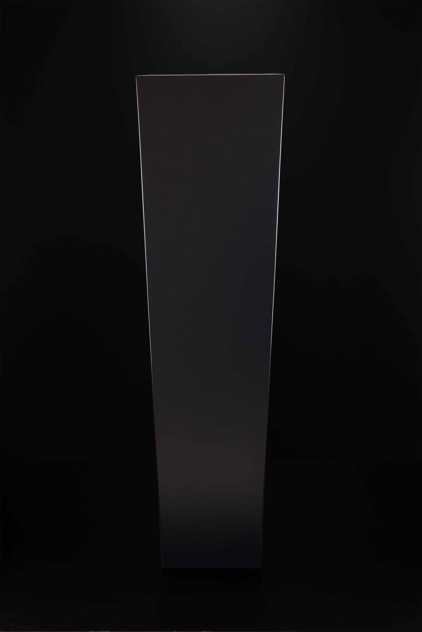 Osiride floor vase in high-gloss black paint, handcrafted in Italy, sculptural minimal modern design by Vera Forma.
