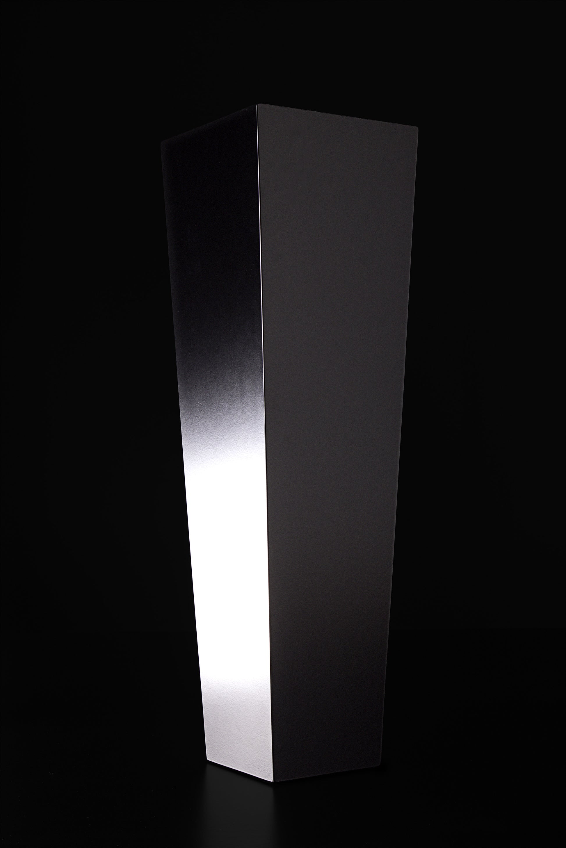 Osiride sculptural floor vase in black gloss paint, modern design by Vera Forma.