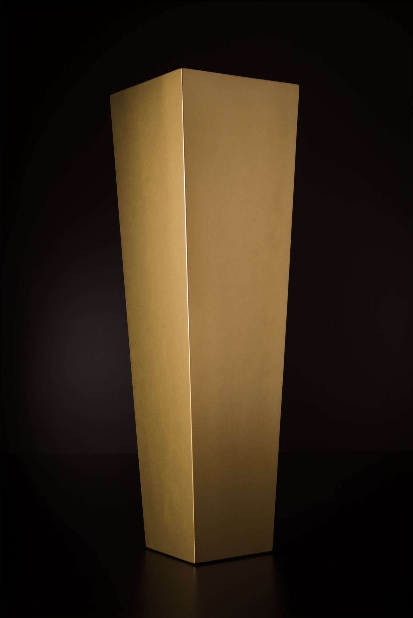 Osiride floor vase in metallic brass finish, handmade in Italy, modern design by Vera Forma.