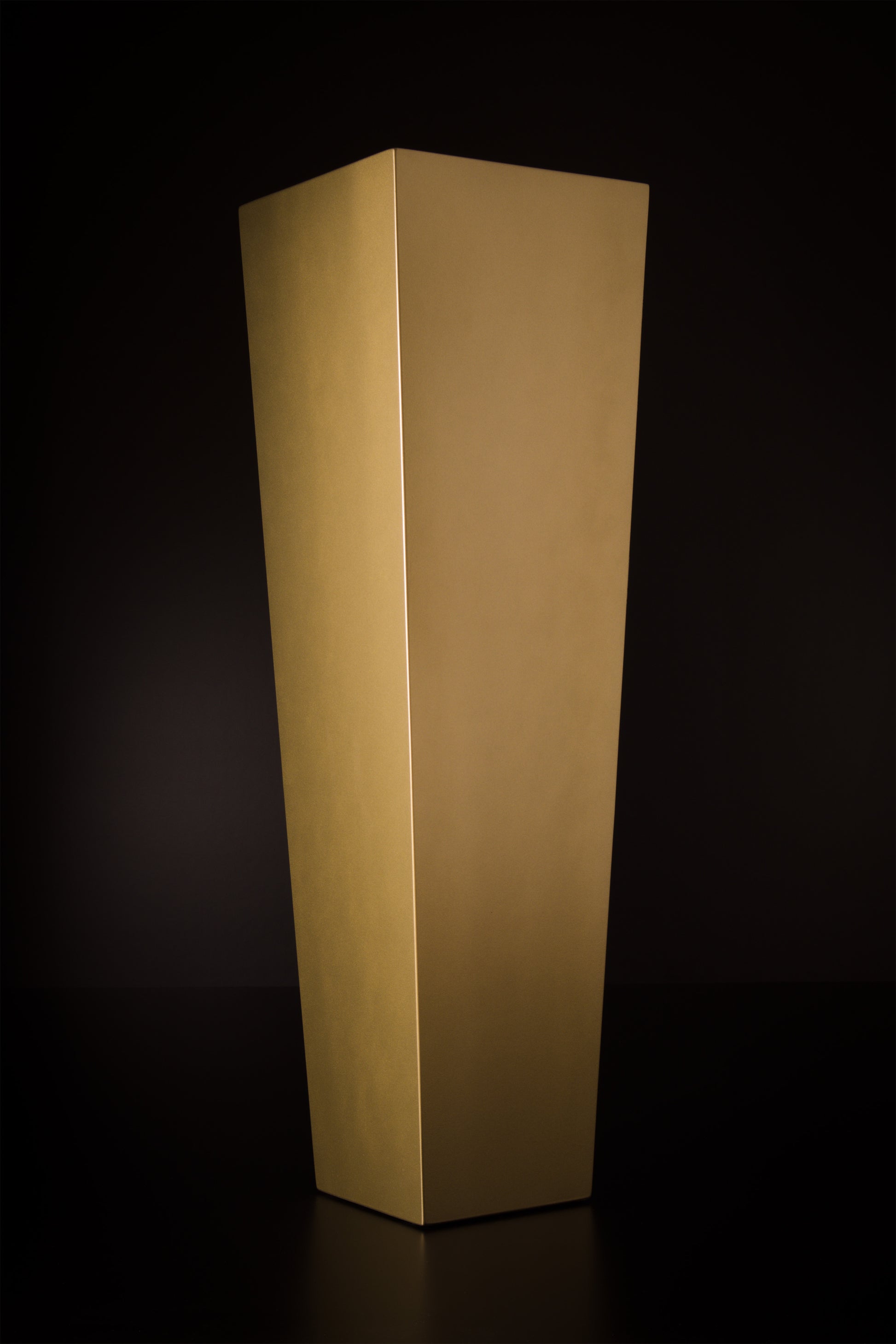 Osiride floor vase in metallic brass finish, handmade in Italy, modern design by Vera Forma.
