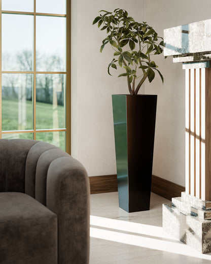 indoor-vase-osiride VERA FORMA in nero satinato in living neoclassico con parquet e camino in marmo di carrara