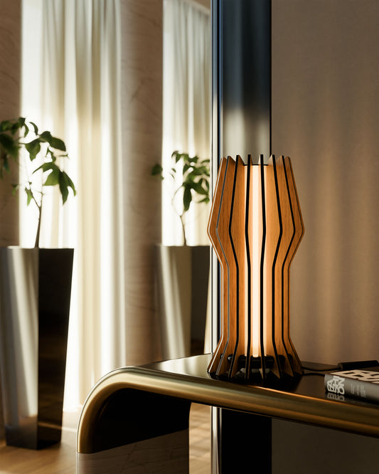 Lampada da tavolo di design VERA FORMA in rovere naturale in loft moderno con finestra in stile gotico
