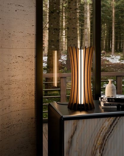 Lampada da tavolo Futura VERA FORMA in rovere naturale in living di montagna moderno con finiture in marmo
