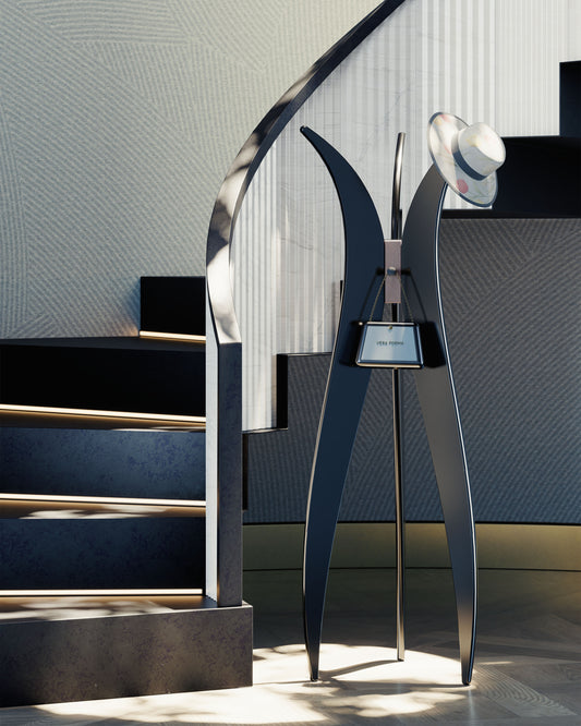 Appendiabiti Tulip VERA FORMA in nero satinato con dettagli bronzo in living moderno di lusso con scalinata in marmo e ferro