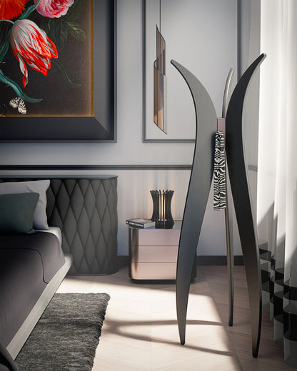Appendiabiti di design VERA FORMA in in stile moderno in nero satinato e dettagli in bronzo in zona notte di lusso con parquet